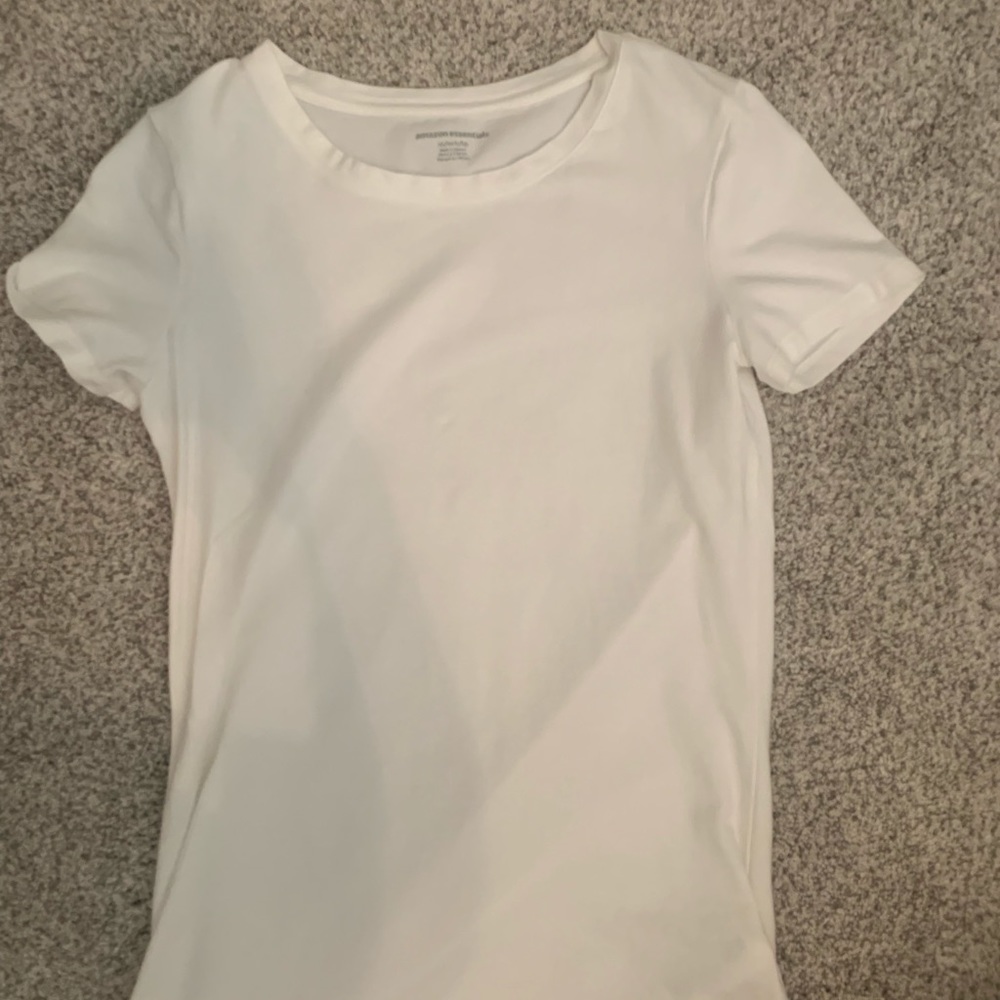 NEVER WORN!! BASIC WHITE TEE SIZE WOMENS XS